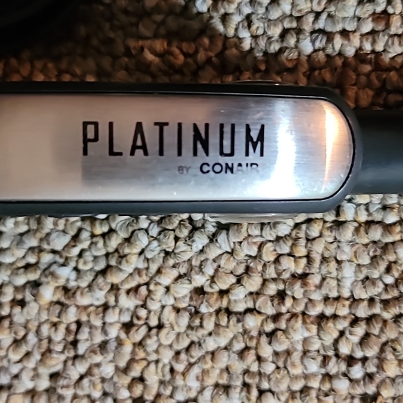 Gently loved Revlon hair dryer and Conair Platinum Flat Iron / Straightener Deal - Picture 8 of 13